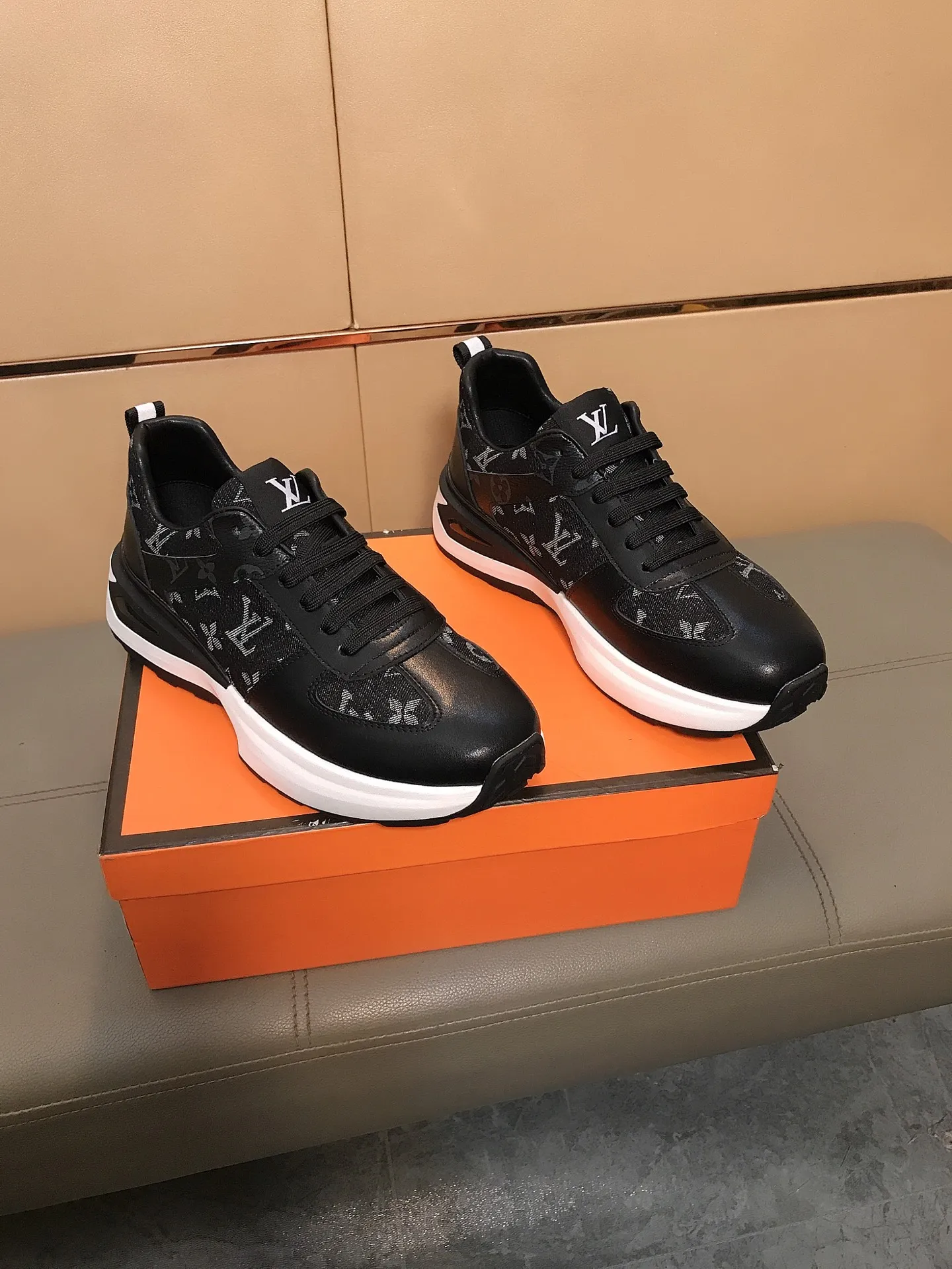 Ex-factory price 442 🔥🆕The hot model [Louis Vuitton] LV🔝 is a high-end brand of men's shoes. The uppers are made of Italian imported cowhide + brand printing materials, and the comfortable lining + sheepskin feet🔥, making walking more convenient and comfortable! Amazing work [color]! Create a fashionable personality to set off your uniqueness! A must-have for trendy men! Classic🔥Size: 38-44